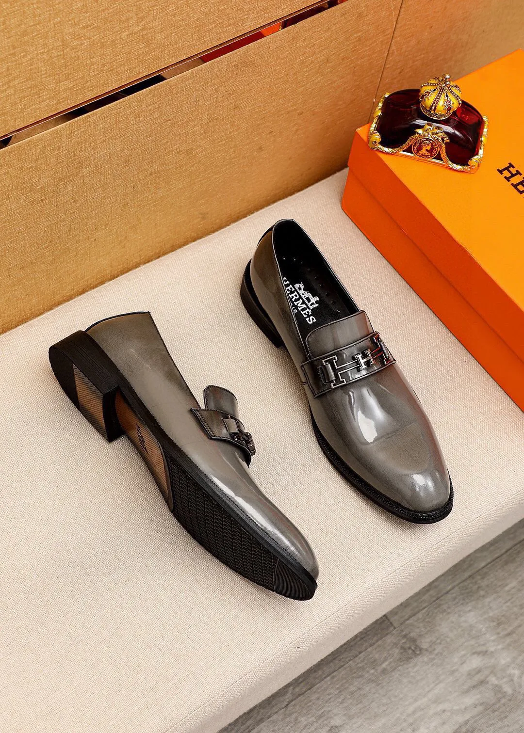 Men's shoes 💰460 💐 Product trademark: HERMES "Hermès" casual leather shoes Regular size: 38-44 (45🉑️customized) Product materials: Selected imported first-layer open-edge beaded cowhide upper, imported water-dyed 🐂 cowhide lining. Strong three-dimensional visual effect, combined outsole Color: 2⃣️colors available